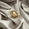 Anillo bola dorada