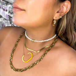 Inicial de Acrilico color amarillo con cadena de acero inoxidable