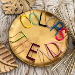 Alternative view of Inicial de Acrilico color azul cielo esmerilado con cadena de acero inoxidable