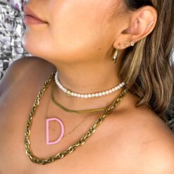 Inicial de Acrilico color rosa barbie con cadena de acero inoxidable