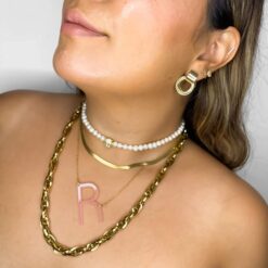 Inicial de Acrilico color rosa esmerilado con cadena de acero inoxidable