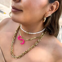 Inicial de Acrilico color rosa neon con cadena de acero inoxidable