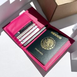 Alternative view of Porta Pasaporte Sintético Lima