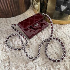 Mini Flap Cadena Plata Color Charol Burgundy