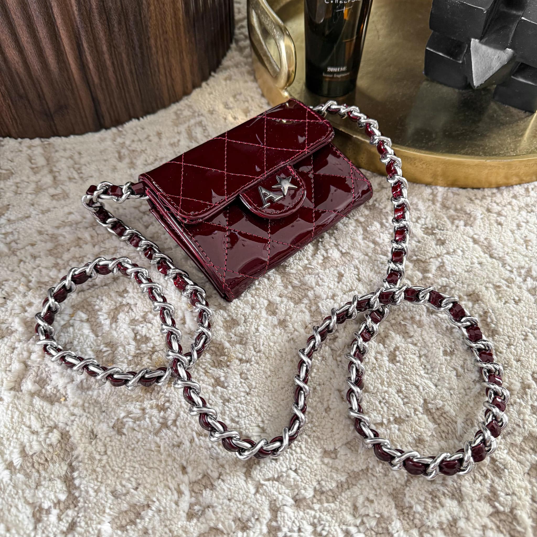 Mini Flap Cadena Plata Color Charol Burgundy