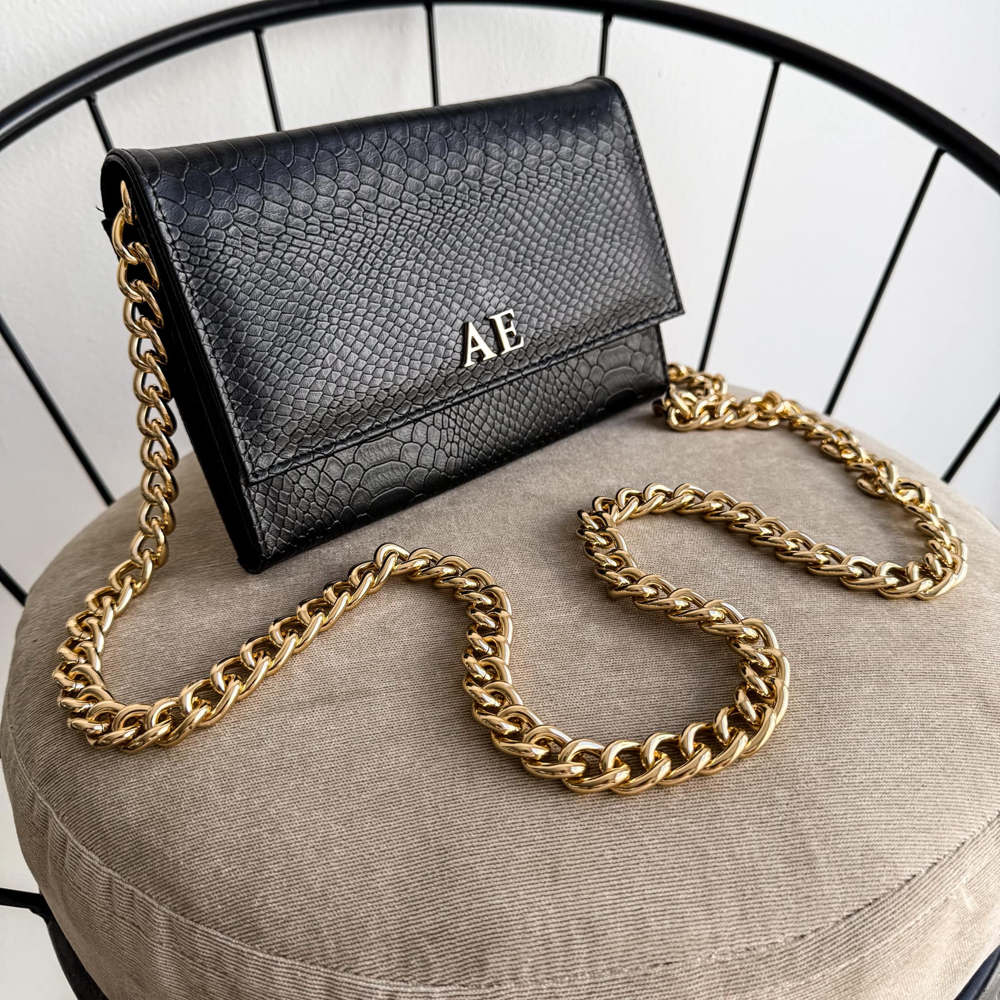 Aura Bag Pitón Negro Herrajes Oro