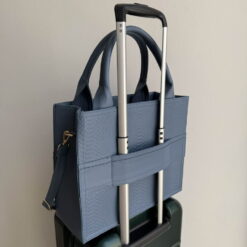 Alternative view of Impera Tote Grande Pitón Blue Jeans + Correa de equipaje