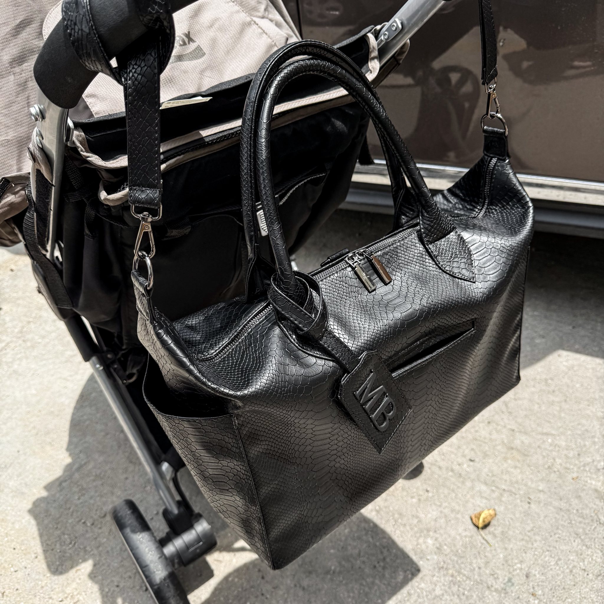 Pañalera Baby Bag Pitón Negro Herraje Negro