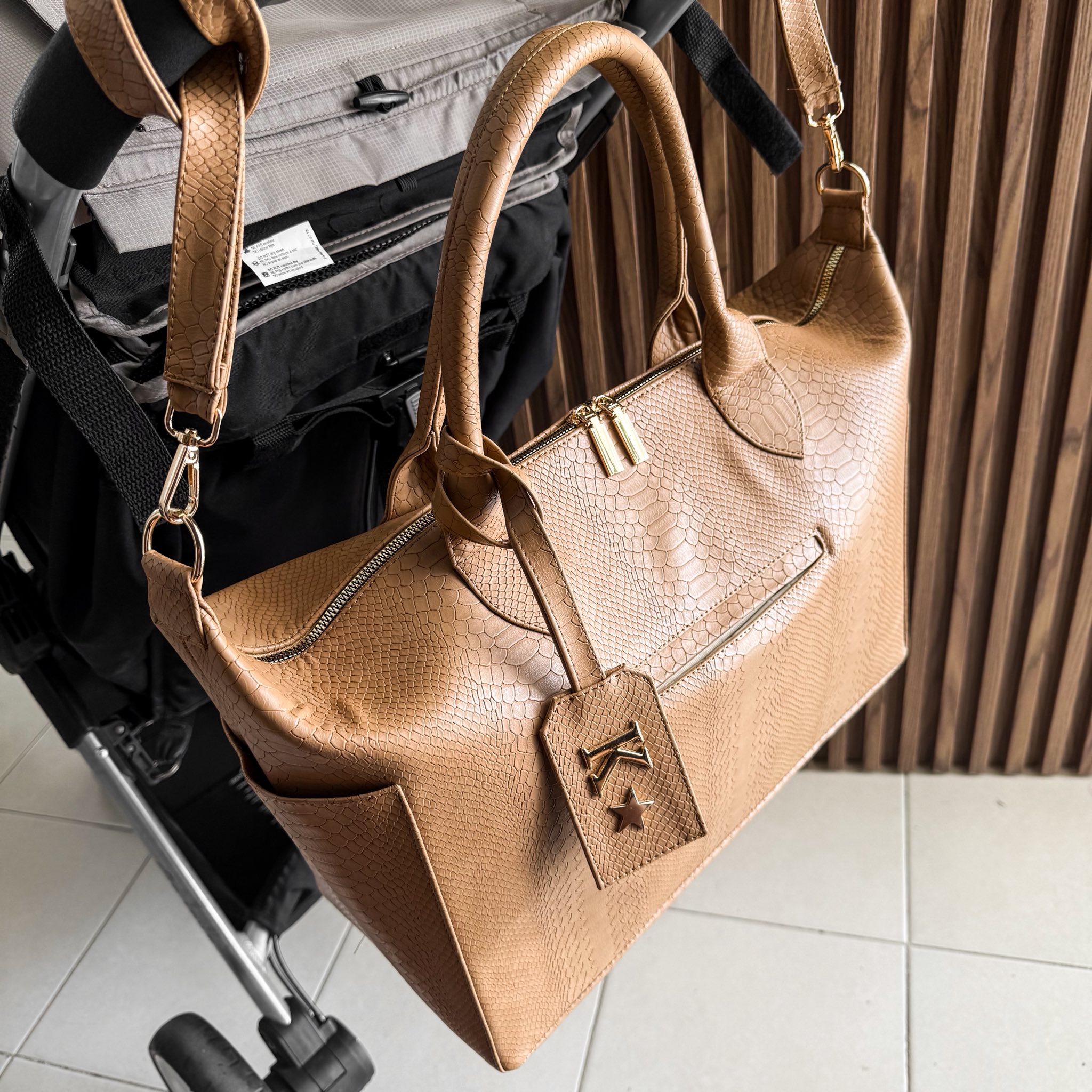 Pañalera Baby Bag Pitón Camel Herraje Oro