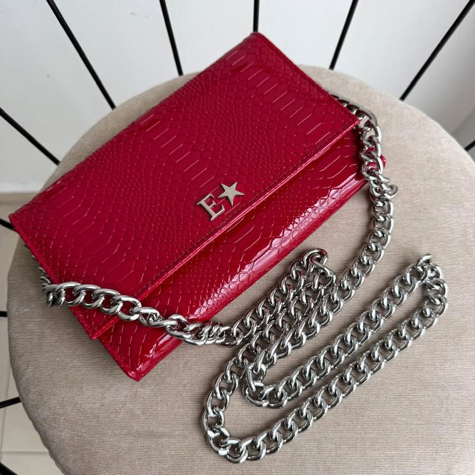 Aura Clutch Pitón Charol Rojo Cadena Plata