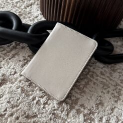 Porta Pasaporte Personal Curve Latte