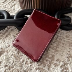 Porta Pasaporte Personal Curve Charol Burgundy
