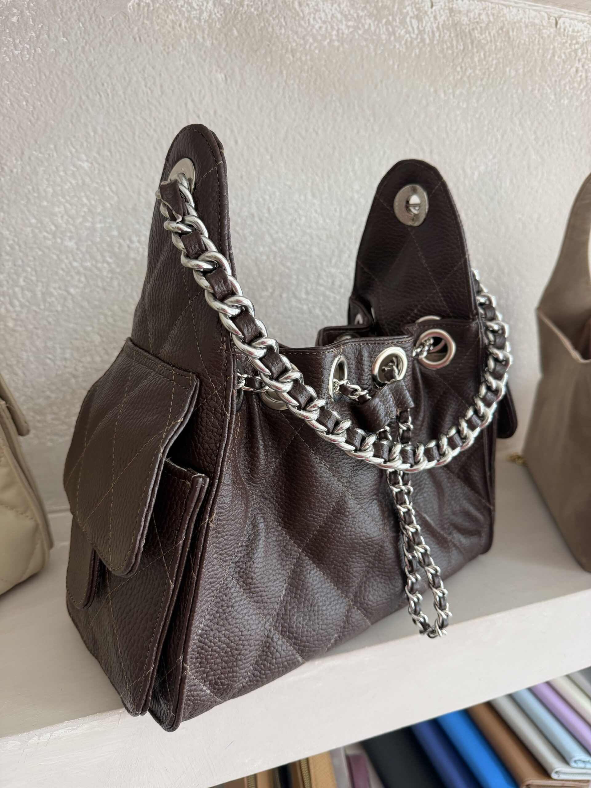 Soho 25 Small 100% piel Chocolate Herraje Plata - Imagen 3