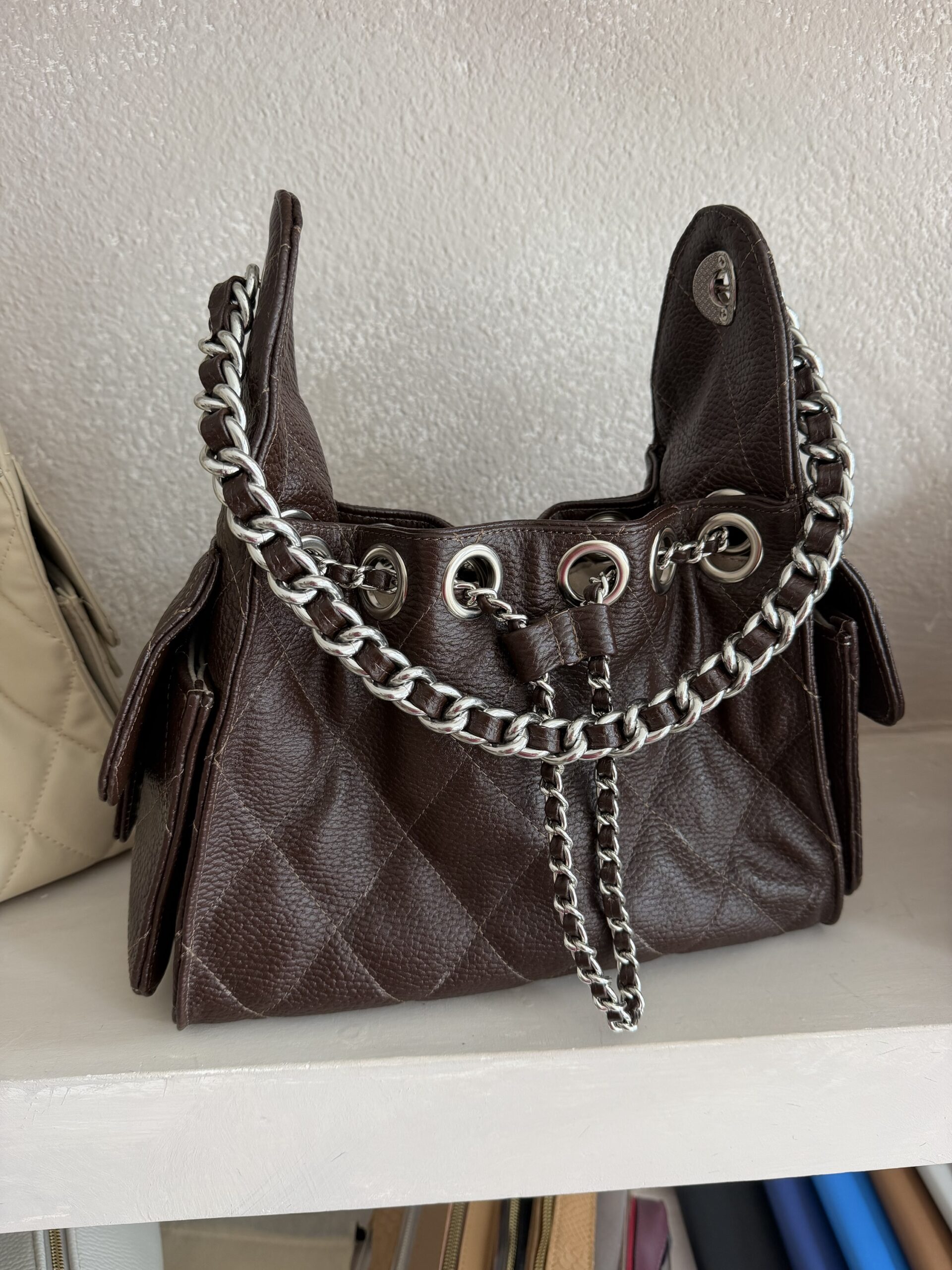 Soho 25 Small 100% piel Chocolate Herraje Plata - Imagen 2
