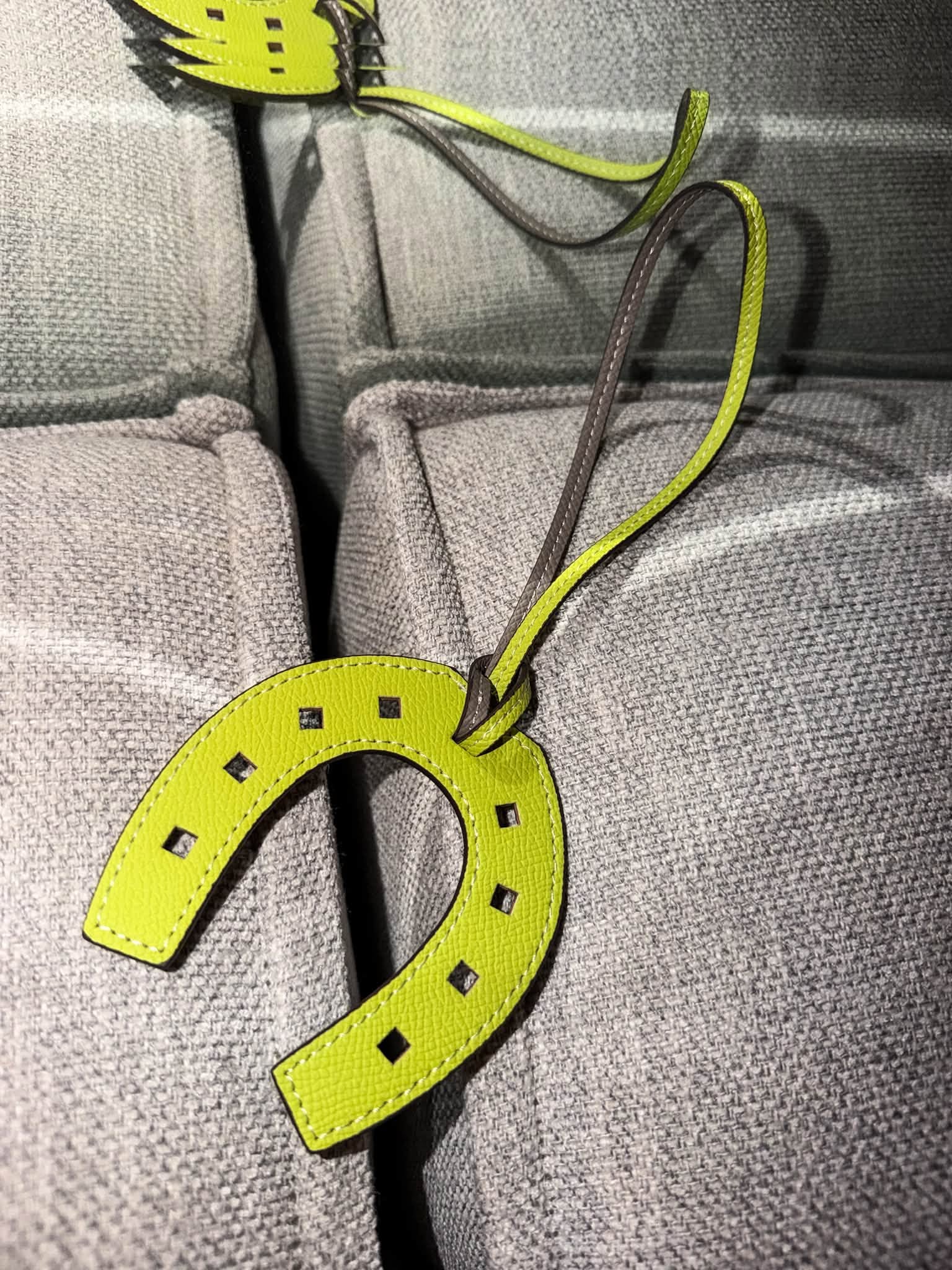 Herradura Neón/Gris - Bag Charm