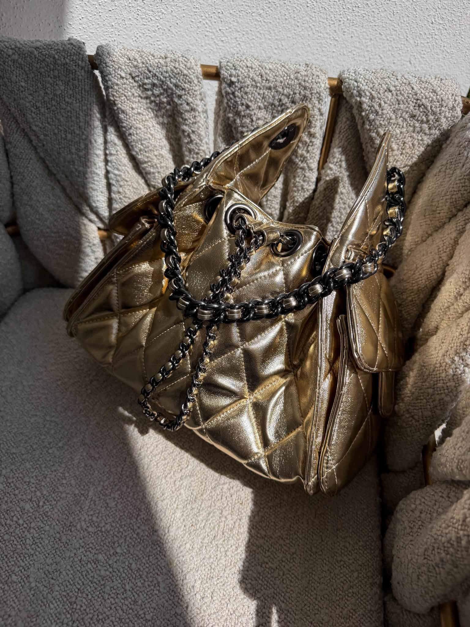 Soho 25 Small Oro Metalico Shine Herraje Negro - Imagen 5